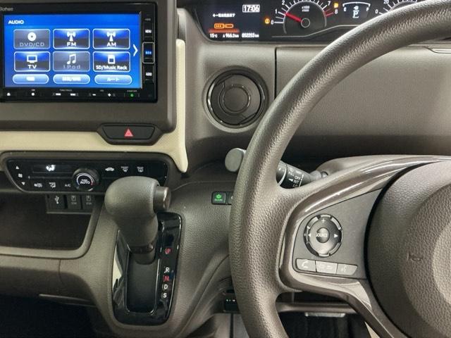 �z���_�����������[�i�r���ڂȂ̂ŁA�����ւ̃h���C�u�����C���������I�X�e�A�����O���葤�ɃI�[�f�B�I�֘A�̃R���g���[���X�C�b�`��z�u���Ă��܂��B���쎞�͎�������炷���ƂȂ��^�]�ɏW���ł��܂�