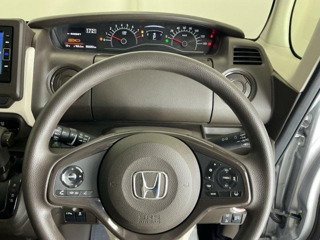 �X�e�A�����O�E�葤�Ɉ��S�^�]�x���@�\�̃z���_�Z���V���O���R���g���[������X�C�b�`�A���葤�ɃI�[�f�B�I�֘A�̃R���g���[���X�C�b�`��z�u�A��������炷���ƂȂ��^�]�ɏW���ł��܂�