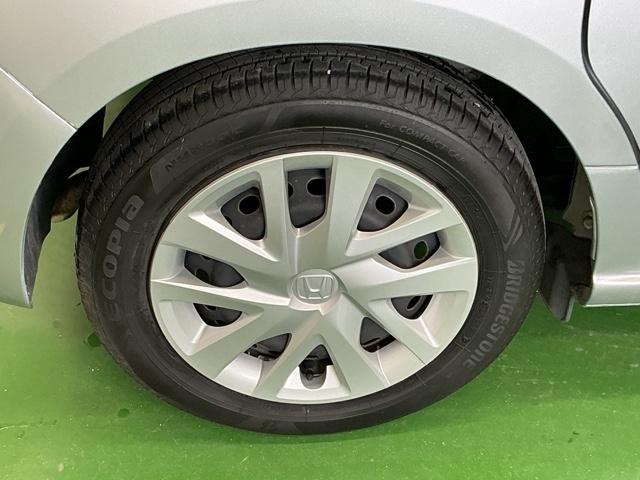 �X�`�[���z�C�[���ɂ͂��ꂢ�ɃN���[�j���O���ꂽ�z�C�[���g�����i�L���b�v�j���t���Ă��܂�