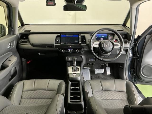 �h���C�o�[�𒆐S�Ɏ��R�Ɏ肪�͂��ʒu�ɂ`�s�Z���N�g���o�[��G�A�R���A�l�X�ȑ���X�C�b�`�Ȃǂ�z�u�A���쐫�ɗD��Ă��܂�