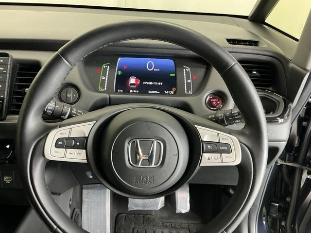 �X�e�A�����O�E�葤�Ɉ��S�^�]�x���@�\�̃z���_�Z���V���O���R���g���[������X�C�b�`�A���葤�ɃI�[�f�B�I�֘A�̃R���g���[���X�C�b�`��z�u�A��������炷���ƂȂ��^�]�ɏW���ł��܂�