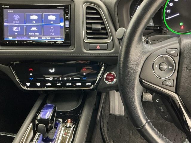 �z���_�����������[�i�r���ڂȂ̂ŁA�����ւ̃h���C�u�����C���������I�X�e�A�����O���葤�ɃI�[�f�B�I�֘A�̃R���g���[���X�C�b�`��z�u���Ă��܂��B���쎞�͎�������炷���ƂȂ��^�]�ɏW���ł��܂�