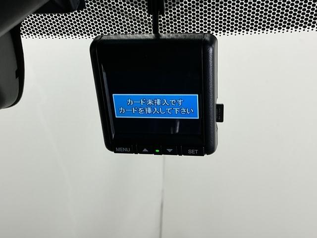 �܂����I�̎��̂��߂Ƀh���C�u���R�[�_�[�������Ă��܂��B�Փ˂����m����ƈ�莞�ԉ摜�������ۑ��ł���̂ň��S�ł�