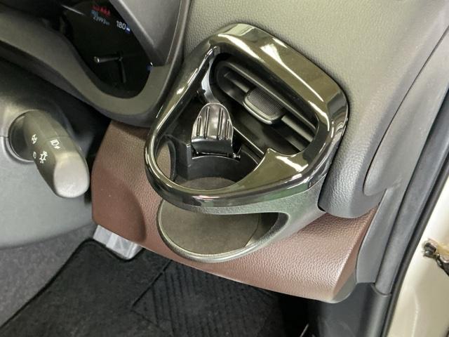 ヤリスクロス ハイブリッドＺ　ナビ　Ｒカメラ　ブルートゥース　フルセグ　インテリジェントキー　シ－トヒ－タ－　クリソナ　ＵＳＢ　ＬＥＤライト　リアカメラ　クルーズコントロール　整備記録簿　横滑り防止システム　電動シ－ト　パワステ（18枚目）