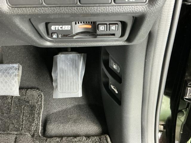 ステップワゴンスパーダ スパーダホンダセンシング　ナビ　Ｒカメラ　ブルートゥース　フルセグ　盗難防止　助手席エアバッグ　Ｗパワスラ　記録簿有　地デジ　ＬＥＤライト　横滑り防止システム　オートエアコン　リアカメラ　ＵＳＢ　三列シート　アイドリングＳ（13枚目）