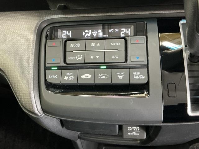 ステップワゴンスパーダ スパーダホンダセンシング　ナビ　Ｒカメラ　ブルートゥース　フルセグ　盗難防止　助手席エアバッグ　Ｗパワスラ　記録簿有　地デジ　ＬＥＤライト　横滑り防止システム　オートエアコン　リアカメラ　ＵＳＢ　三列シート　アイドリングＳ（14枚目）