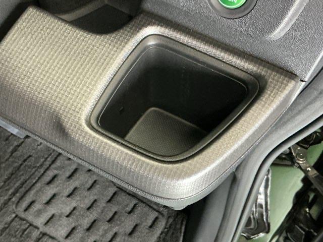 ステップワゴンスパーダ スパーダホンダセンシング　ナビ　Ｒカメラ　ブルートゥース　フルセグ　盗難防止　助手席エアバッグ　Ｗパワスラ　記録簿有　地デジ　ＬＥＤライト　横滑り防止システム　オートエアコン　リアカメラ　ＵＳＢ　三列シート　アイドリングＳ（16枚目）