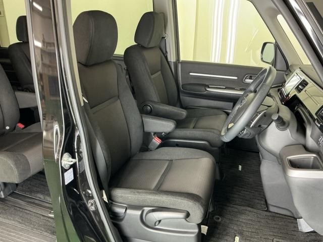 ステップワゴンスパーダ スパーダホンダセンシング　ナビ　Ｒカメラ　ブルートゥース　フルセグ　盗難防止　助手席エアバッグ　Ｗパワスラ　記録簿有　地デジ　ＬＥＤライト　横滑り防止システム　オートエアコン　リアカメラ　ＵＳＢ　三列シート　アイドリングＳ（18枚目）
