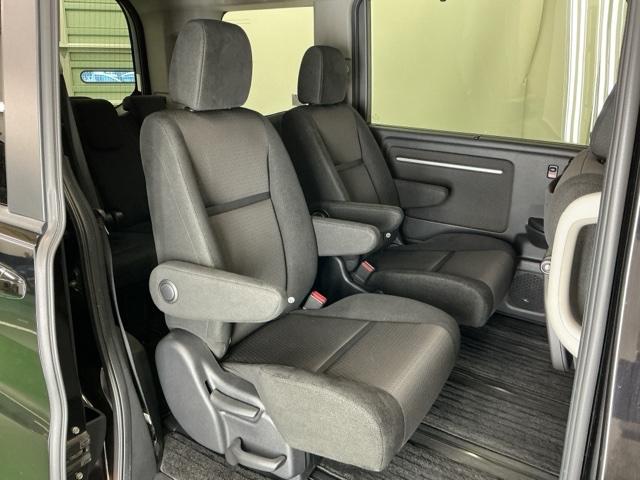 ステップワゴンスパーダ スパーダホンダセンシング　ナビ　Ｒカメラ　ブルートゥース　フルセグ　盗難防止　助手席エアバッグ　Ｗパワスラ　記録簿有　地デジ　ＬＥＤライト　横滑り防止システム　オートエアコン　リアカメラ　ＵＳＢ　三列シート　アイドリングＳ（19枚目）