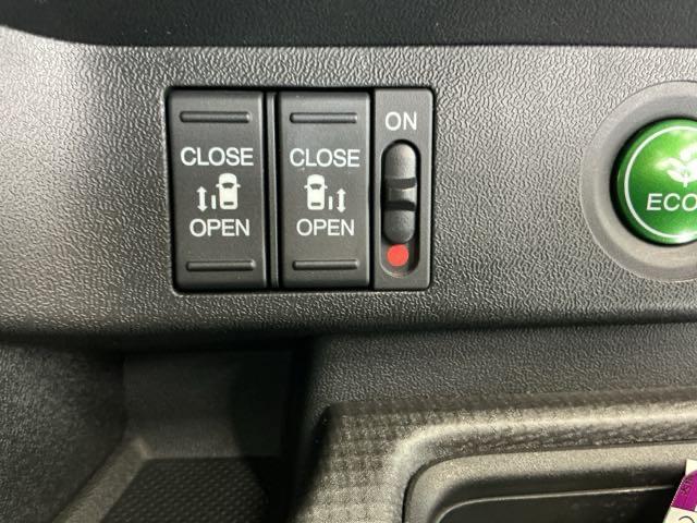 ステップワゴンスパーダ スパーダホンダセンシング　ナビ　Ｒカメラ　ブルートゥース　フルセグ　盗難防止　助手席エアバッグ　Ｗパワスラ　記録簿有　地デジ　ＬＥＤライト　横滑り防止システム　オートエアコン　リアカメラ　ＵＳＢ　三列シート　アイドリングＳ（23枚目）