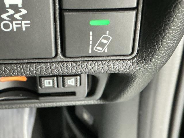 ステップワゴンスパーダ スパーダホンダセンシング　ナビ　Ｒカメラ　ブルートゥース　フルセグ　盗難防止　助手席エアバッグ　Ｗパワスラ　記録簿有　地デジ　ＬＥＤライト　横滑り防止システム　オートエアコン　リアカメラ　ＵＳＢ　三列シート　アイドリングＳ（25枚目）