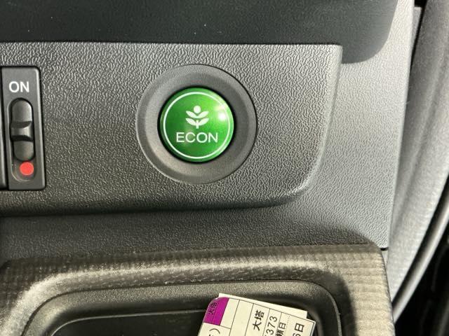 ステップワゴンスパーダ スパーダホンダセンシング　ナビ　Ｒカメラ　ブルートゥース　フルセグ　盗難防止　助手席エアバッグ　Ｗパワスラ　記録簿有　地デジ　ＬＥＤライト　横滑り防止システム　オートエアコン　リアカメラ　ＵＳＢ　三列シート　アイドリングＳ（26枚目）