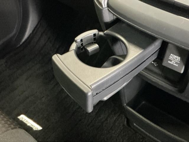 ステップワゴンスパーダ スパーダホンダセンシング　ナビ　Ｒカメラ　ブルートゥース　フルセグ　盗難防止　助手席エアバッグ　Ｗパワスラ　記録簿有　地デジ　ＬＥＤライト　横滑り防止システム　オートエアコン　リアカメラ　ＵＳＢ　三列シート　アイドリングＳ（49枚目）