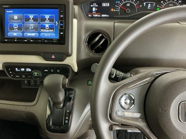 �z���_�����������[�i�r���ڂȂ̂ŁA�����ւ̃h���C�u�����C���������I�X�e�A�����O���葤�ɃI�[�f�B�I�֘A�̃R���g���[���X�C�b�`��z�u���Ă��܂��B���쎞�͎�������炷���ƂȂ��^�]�ɏW���ł��܂�