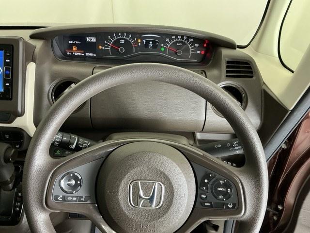 �X�e�A�����O�E�葤�Ɉ��S�^�]�x���@�\�̃z���_�Z���V���O���R���g���[������X�C�b�`�A���葤�ɃI�[�f�B�I�֘A�̃R���g���[���X�C�b�`��z�u�A��������炷���ƂȂ��^�]�ɏW���ł��܂�