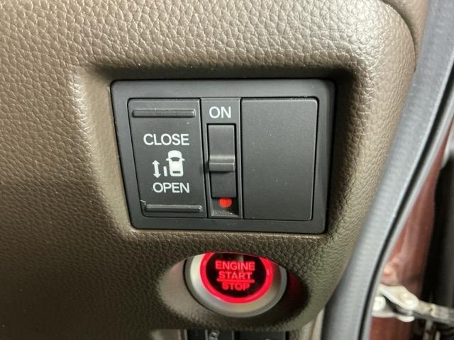 �p���[�X���C�h�h�A�̊J�̓X�}�[�g�L�[�̃����R����h�A�m�u�͖ܘ_�A�^�]�ȑ��̃X�C�b�`����ł��J���ł��A���S�E�ȒP�ł�