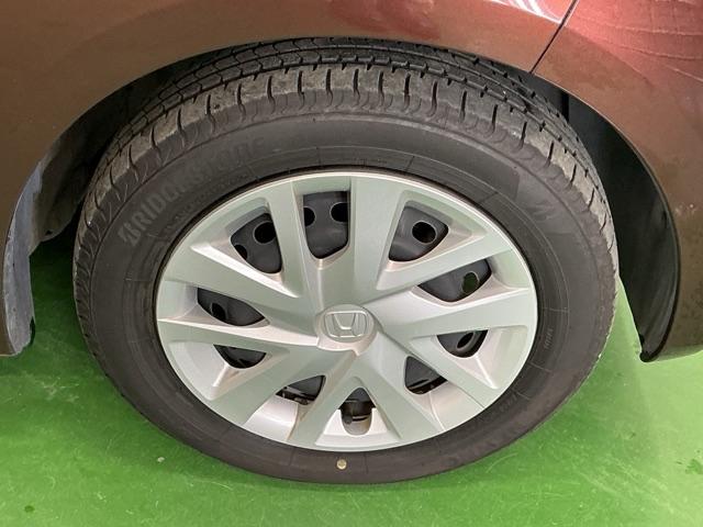 �X�`�[���z�C�[���ɂ͂��ꂢ�ɃN���[�j���O���ꂽ�z�C�[���g�����i�L���b�v�j���t���Ă��܂�