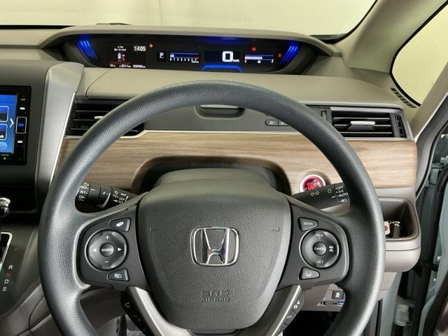 �X�e�A�����O�E�葤�Ɉ��S�^�]�x���@�\�̃z���_�Z���V���O���R���g���[������X�C�b�`�A���葤�ɃI�[�f�B�I�֘A�̃R���g���[���X�C�b�`��z�u�A��������炷���ƂȂ��^�]�ɏW���ł��܂�