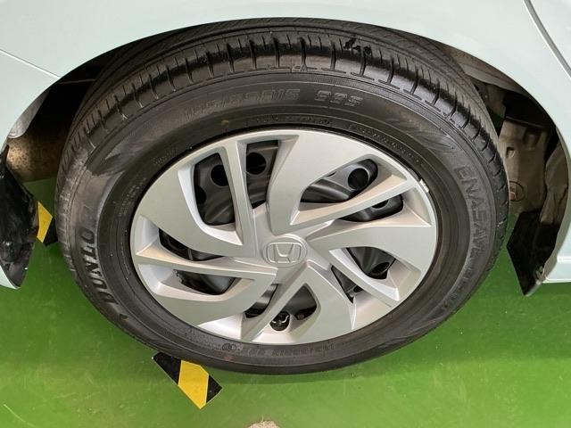 �X�`�[���z�C�[���ɂ͂��ꂢ�ɃN���[�j���O���ꂽ�z�C�[���g�����i�L���b�v�j���t���Ă��܂�