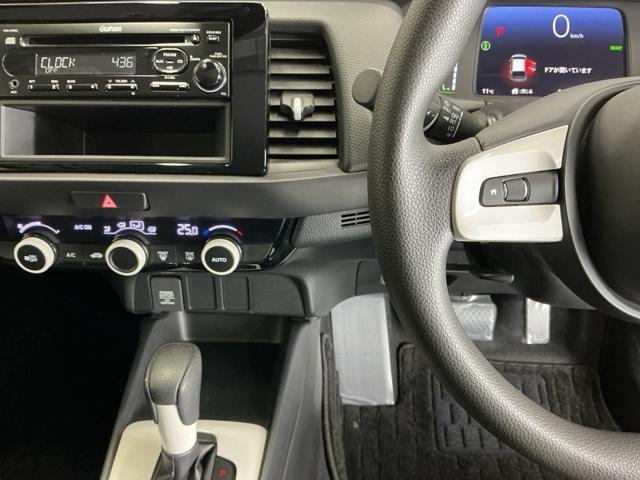 フィット e:HEVベーシック LEDヘッドライト CD ETC Aライト Aストップ 整備記録簿 ESC LEDライト カーテンエアバック スマキー パワーステアリング 盗難防止装置 エアバッグ Wエアバッグ パワーウインドウ(3枚目)