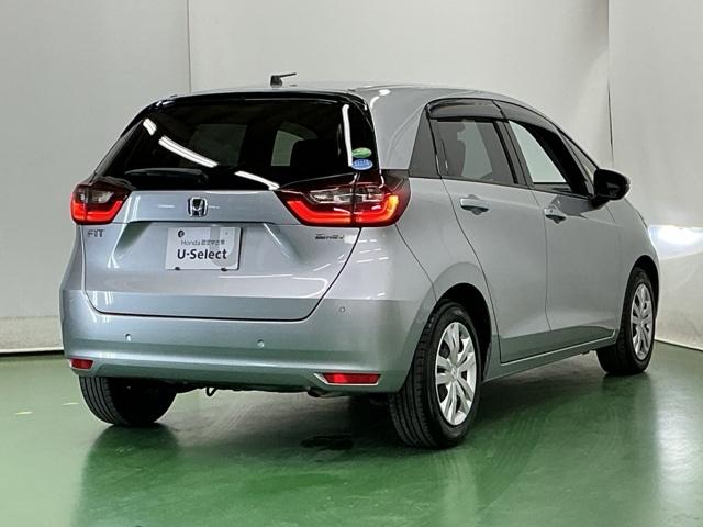 フィット e:HEVベーシック LEDヘッドライト CD ETC Aライト Aストップ 整備記録簿 ESC LEDライト カーテンエアバック スマキー パワーステアリング 盗難防止装置 エアバッグ Wエアバッグ パワーウインドウ(8枚目)