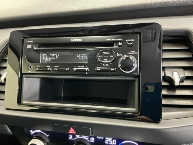 フィット e:HEVベーシック LEDヘッドライト CD ETC Aライト Aストップ 整備記録簿 ESC LEDライト カーテンエアバック スマキー パワーステアリング 盗難防止装置 エアバッグ Wエアバッグ パワーウインドウ(11枚目)