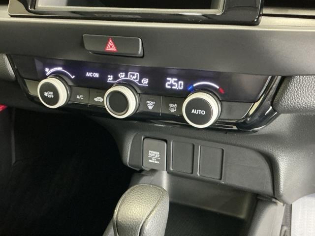 フィット e:HEVベーシック LEDヘッドライト CD ETC Aライト Aストップ 整備記録簿 ESC LEDライト カーテンエアバック スマキー パワーステアリング 盗難防止装置 エアバッグ Wエアバッグ パワーウインドウ(13枚目)