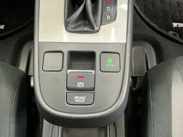 フィット e:HEVベーシック LEDヘッドライト CD ETC Aライト Aストップ 整備記録簿 ESC LEDライト カーテンエアバック スマキー パワーステアリング 盗難防止装置 エアバッグ Wエアバッグ パワーウインドウ(14枚目)