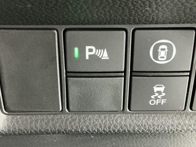 フィット e:HEVベーシック LEDヘッドライト CD ETC Aライト Aストップ 整備記録簿 ESC LEDライト カーテンエアバック スマキー パワーステアリング 盗難防止装置 エアバッグ Wエアバッグ パワーウインドウ(17枚目)