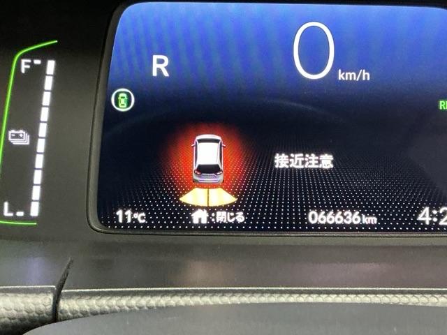 フィット e:HEVベーシック LEDヘッドライト CD ETC Aライト Aストップ 整備記録簿 ESC LEDライト カーテンエアバック スマキー パワーステアリング 盗難防止装置 エアバッグ Wエアバッグ パワーウインドウ(18枚目)