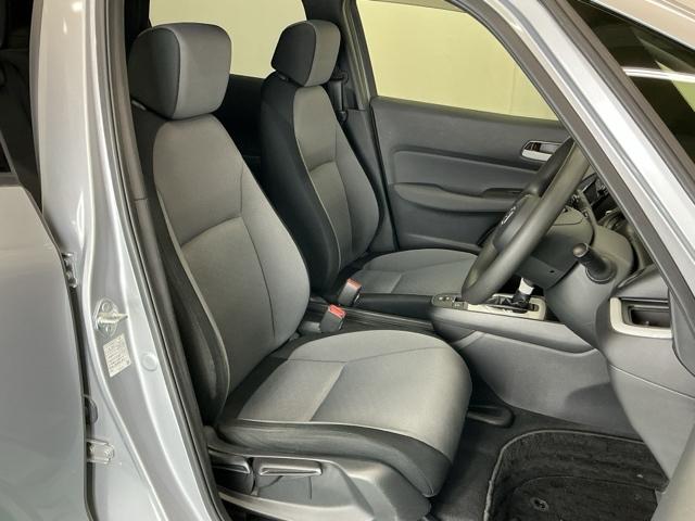 フィット e:HEVベーシック LEDヘッドライト CD ETC Aライト Aストップ 整備記録簿 ESC LEDライト カーテンエアバック スマキー パワーステアリング 盗難防止装置 エアバッグ Wエアバッグ パワーウインドウ(19枚目)