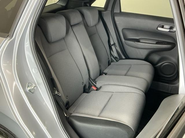 フィット e:HEVベーシック LEDヘッドライト CD ETC Aライト Aストップ 整備記録簿 ESC LEDライト カーテンエアバック スマキー パワーステアリング 盗難防止装置 エアバッグ Wエアバッグ パワーウインドウ(20枚目)