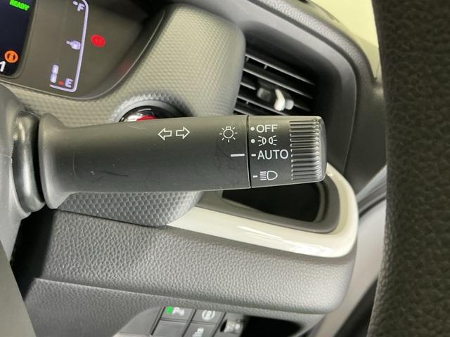 フィット e:HEVベーシック LEDヘッドライト CD ETC Aライト Aストップ 整備記録簿 ESC LEDライト カーテンエアバック スマキー パワーステアリング 盗難防止装置 エアバッグ Wエアバッグ パワーウインドウ(22枚目)