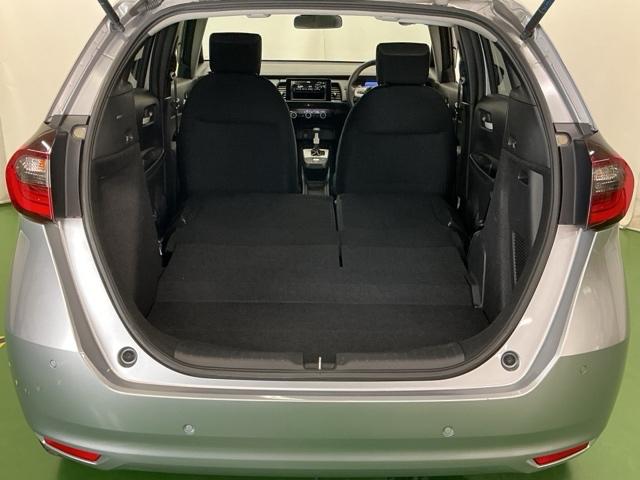 フィット e:HEVベーシック LEDヘッドライト CD ETC Aライト Aストップ 整備記録簿 ESC LEDライト カーテンエアバック スマキー パワーステアリング 盗難防止装置 エアバッグ Wエアバッグ パワーウインドウ(25枚目)