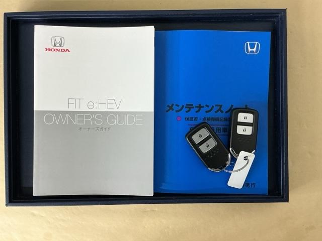 フィット e:HEVベーシック LEDヘッドライト CD ETC Aライト Aストップ 整備記録簿 ESC LEDライト カーテンエアバック スマキー パワーステアリング 盗難防止装置 エアバッグ Wエアバッグ パワーウインドウ(26枚目)