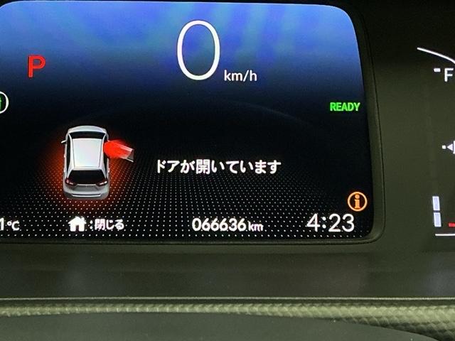 フィット e:HEVベーシック LEDヘッドライト CD ETC Aライト Aストップ 整備記録簿 ESC LEDライト カーテンエアバック スマキー パワーステアリング 盗難防止装置 エアバッグ Wエアバッグ パワーウインドウ(30枚目)