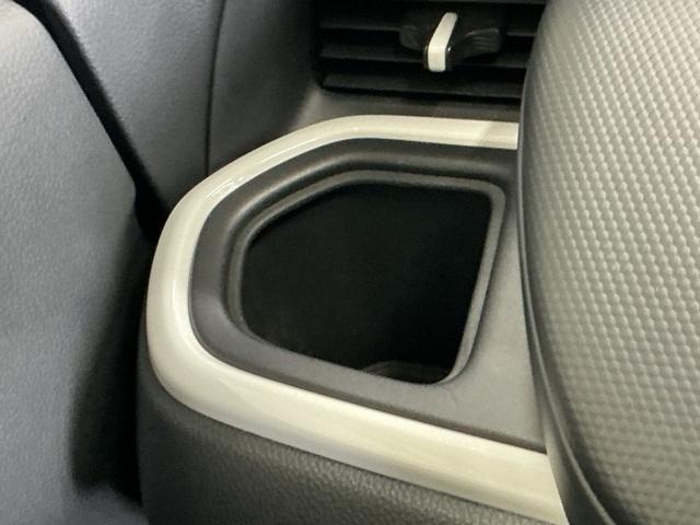 フィット e:HEVベーシック LEDヘッドライト CD ETC Aライト Aストップ 整備記録簿 ESC LEDライト カーテンエアバック スマキー パワーステアリング 盗難防止装置 エアバッグ Wエアバッグ パワーウインドウ(46枚目)