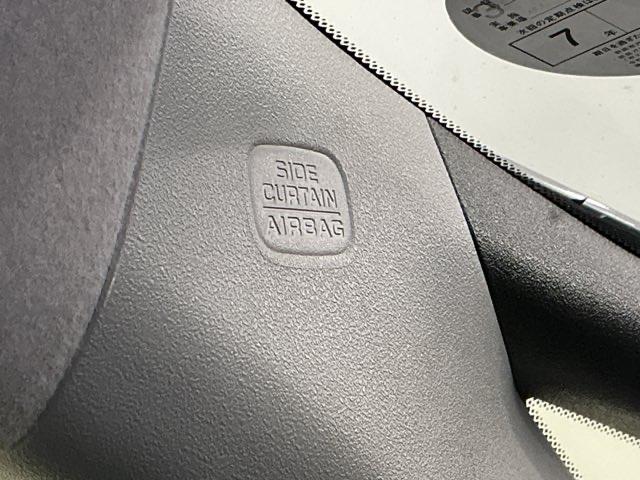 フィット e:HEVベーシック LEDヘッドライト CD ETC Aライト Aストップ 整備記録簿 ESC LEDライト カーテンエアバック スマキー パワーステアリング 盗難防止装置 エアバッグ Wエアバッグ パワーウインドウ(49枚目)