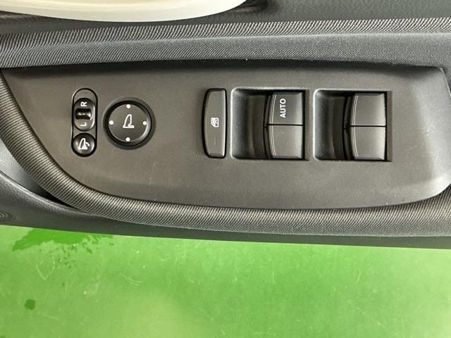 フィット e:HEVベーシック LEDヘッドライト CD ETC Aライト Aストップ 整備記録簿 ESC LEDライト カーテンエアバック スマキー パワーステアリング 盗難防止装置 エアバッグ Wエアバッグ パワーウインドウ(50枚目)