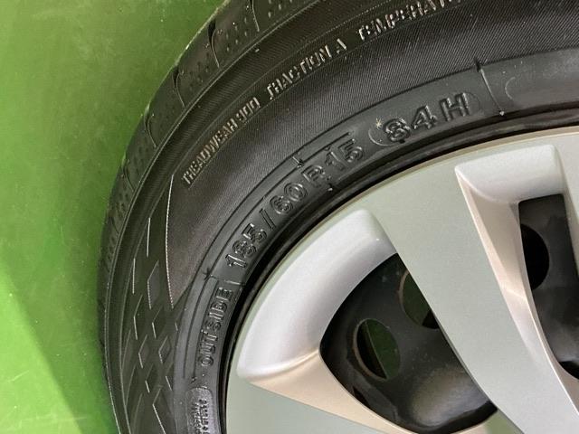 フィット e:HEVベーシック LEDヘッドライト CD ETC Aライト Aストップ 整備記録簿 ESC LEDライト カーテンエアバック スマキー パワーステアリング 盗難防止装置 エアバッグ Wエアバッグ パワーウインドウ(51枚目)