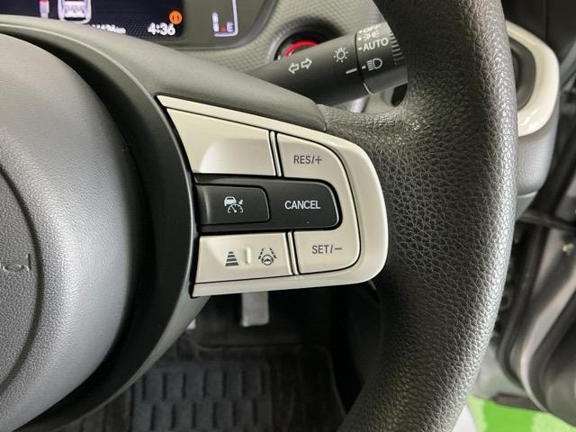 フィット e:HEVベーシック LEDヘッドライト CD ETC Aライト Aストップ 整備記録簿 ESC LEDライト カーテンエアバック スマキー パワーステアリング 盗難防止装置 エアバッグ Wエアバッグ パワーウインドウ(56枚目)