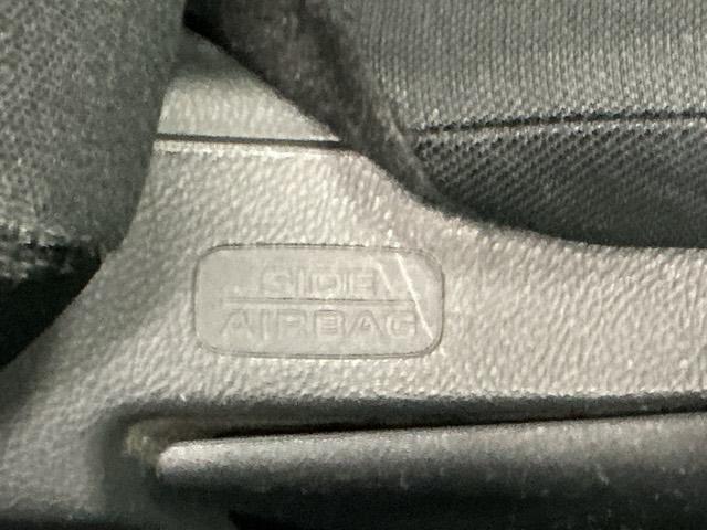 フィット e:HEVベーシック LEDヘッドライト CD ETC Aライト Aストップ 整備記録簿 ESC LEDライト カーテンエアバック スマキー パワーステアリング 盗難防止装置 エアバッグ Wエアバッグ パワーウインドウ(57枚目)