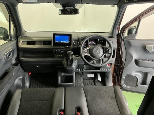 �h���C�o�[�𒆐S�Ɏ��R�Ɏ肪�͂��ʒu�ɂ`�s�Z���N�g���o�[��G�A�R���A�l�X�ȑ���X�C�b�`�Ȃǂ�z�u�A���쐫�ɗD��Ă��܂�