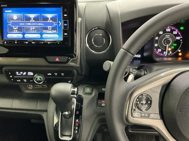 �z���_�����������[�i�r���ڂȂ̂ŁA�����ւ̃h���C�u�����C���������I�X�e�A�����O���葤�ɃI�[�f�B�I�֘A�̃R���g���[���X�C�b�`��z�u���Ă��܂��B���쎞�͎�������炷���ƂȂ��^�]�ɏW���ł��܂�