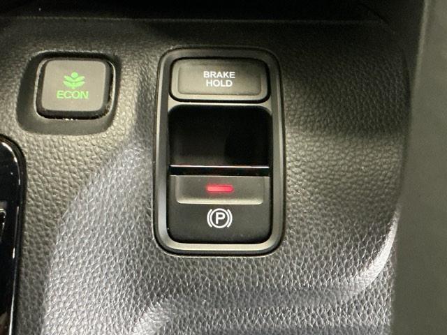 �p�[�L���O�u���[�L�̓X�}�[�g�ȓd�q���䎮�ƍ��킹�ďa�؎����Ƀu���[�L�y�_�����瑫�𗣂��Ă���ԏ�Ԃ�ێ����Ă����I�[�g�u���[�L�z�[���h�@�\�ŉ^�]���y�ɂȂ�܂��B�X�^�[�g�̓A�N�Z���y�_���𓥂ނ���