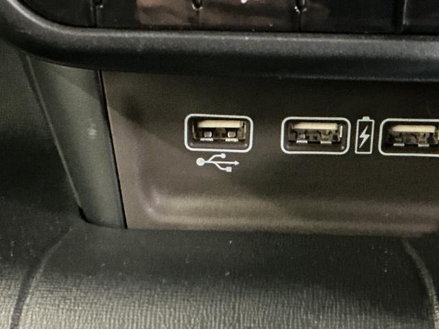 �t�r�a���͒[�q���Ă܂��B�t�r�a��������ڑ����ĉ��y�t�@�C���A�摜�t�@�C���A����t�@�C���Ȃǂ��i�r��ʂŊy���߂܂��@���ꕔ�̃f�B�X�v���C�I�[�f�B�I�A�b�c�`���[�i�[�̏ꍇ�͉��y�t�@�C���݂̂ƂȂ�܂�