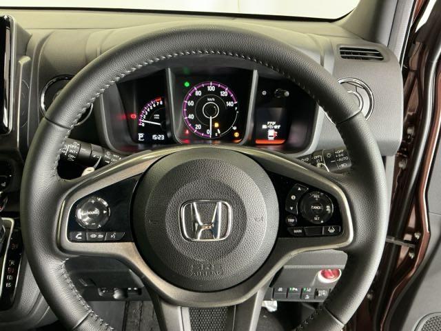 �X�e�A�����O�E�葤�Ɉ��S�^�]�x���@�\�̃z���_�Z���V���O���R���g���[������X�C�b�`�A���葤�ɃI�[�f�B�I�֘A�̃R���g���[���X�C�b�`��z�u�A��������炷���ƂȂ��^�]�ɏW���ł��܂�