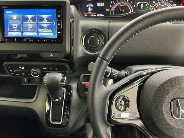 �z���_�����������[�i�r���ڂȂ̂ŁA�����ւ̃h���C�u�����C���������I�X�e�A�����O���葤�ɃI�[�f�B�I�֘A�̃R���g���[���X�C�b�`��z�u���Ă��܂��B���쎞�͎�������炷���ƂȂ��^�]�ɏW���ł��܂�