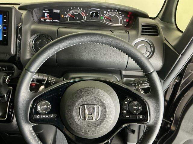 �X�e�A�����O�E�葤�Ɉ��S�^�]�x���@�\�̃z���_�Z���V���O���R���g���[������X�C�b�`�A���葤�ɃI�[�f�B�I�֘A�̃R���g���[���X�C�b�`��z�u�A��������炷���ƂȂ��^�]�ɏW���ł��܂�