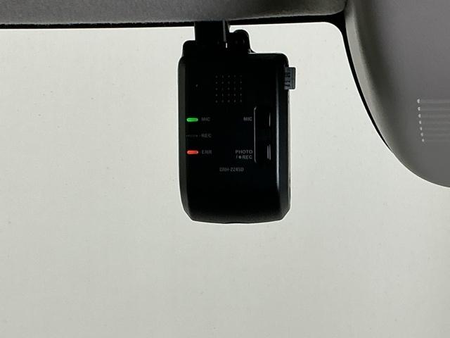 �܂����I�̎��̂��߂Ƀh���C�u���R�[�_�[�������Ă��܂��B�Փ˂����m����ƈ�莞�ԉ摜�������ۑ��ł���̂ň��S�ł�